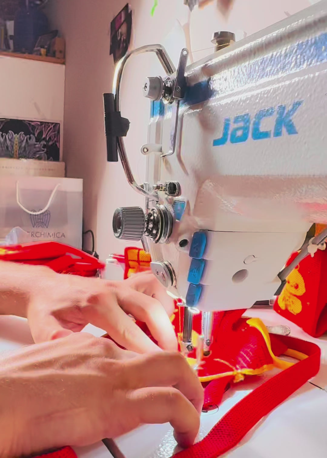 Carica il video: 